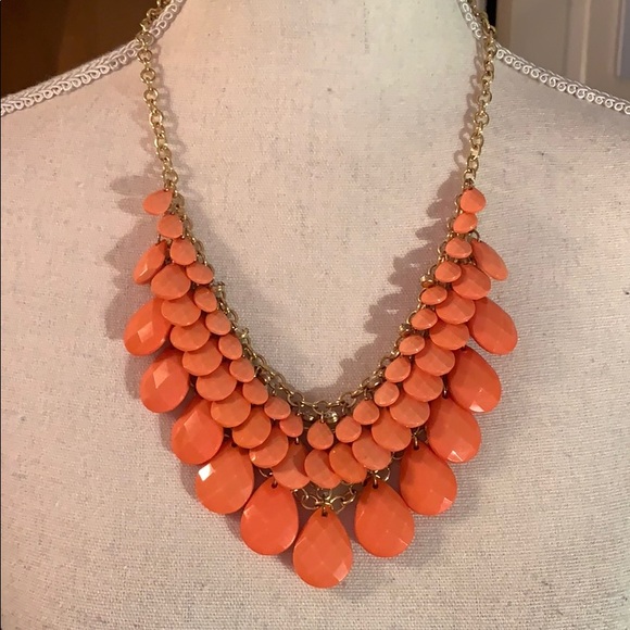 Charlotte Russe EUC coral statement necklace - Picture 2 of 2
